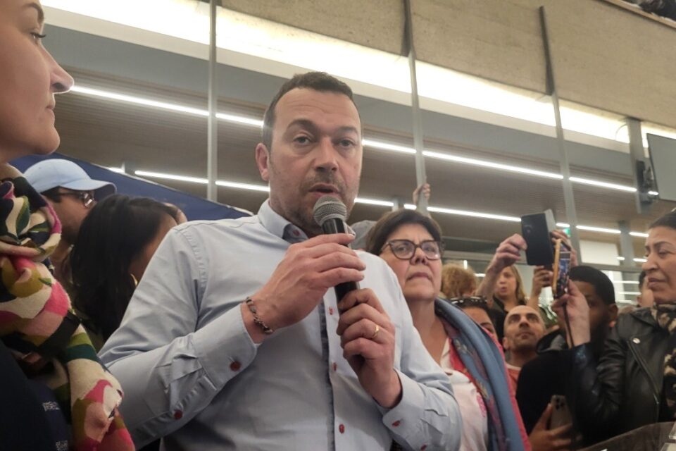 Rapha&euml;l Cognet, quelques instants avant de proclamer les r&eacute;sultats de l'&eacute;lection municipale 2026 &agrave; Mantes-la-Jolie (Yvelines)... et sa d&eacute;faite.