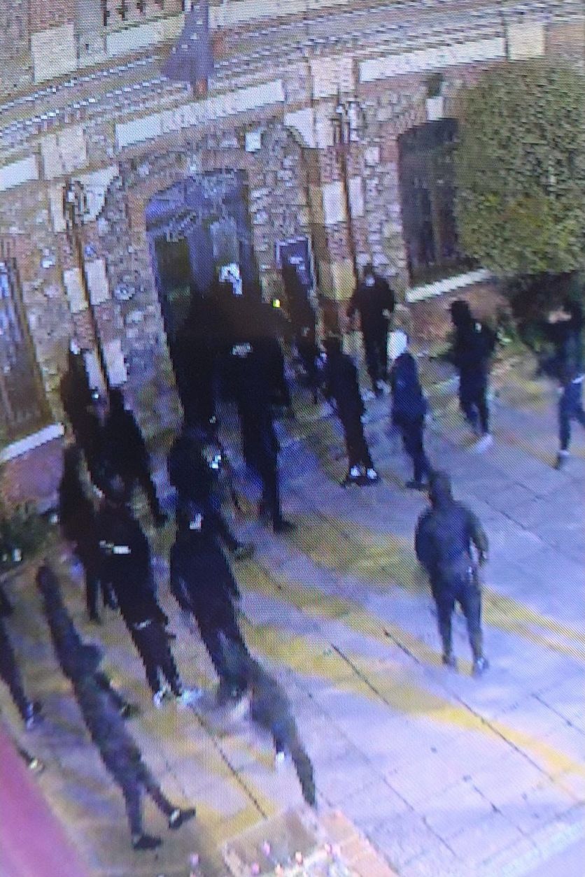 Capture d'&eacute;cran des images de vid&eacute;osurveillance de la mairie de Fresnes, diffus&eacute;e par le maire le 28 mars 2026, montrant des intrus cagoul&eacute;s devant la mairie de Fresnes dans la nuit du 28 mars 2026
