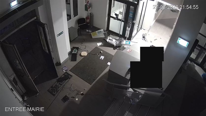 Capture d'&eacute;cran d'une vid&eacute;o de surveillance de la mairie, partiellement pix&eacute;lis&eacute;e avant d'&ecirc;tre diffus&eacute;e par le maire de Fresnes le 28 mars 2026, montrant des intrus cagoul&eacute;s p&eacute;n&eacute;trant par effraction dans la mairie de Fresnes dans la nuit du 28 mars 2026