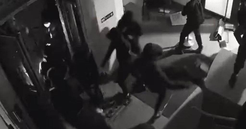 , La mairie de Fresnes saccag&eacute;e et vis&eacute;e par des tirs de mortiers