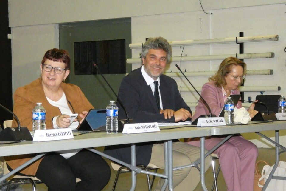 Le nouveau maire de Saint-Leu-la-For&ecirc;t Loi&iuml;c Vidal entour&eacute; des maires d'Eaubonne et Beauchamp, Marie-Jos&eacute; Beaulande et Fran&ccedil;oise Nordmann.