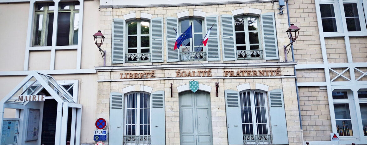 , &laquo; J&rsquo;avais mon cutter &agrave; la main et mes larmes coulaient &raquo; : tentative de suicide, angoisses et burn-out en mairie