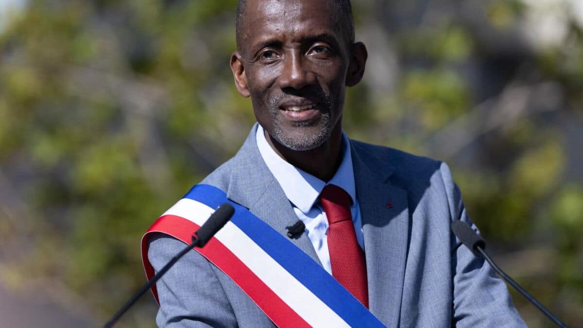 , Le préfet demande à Bally Bagayoko de raccrocher le portrait d’Emmanuel Macron dans la mairie de Saint-Denis