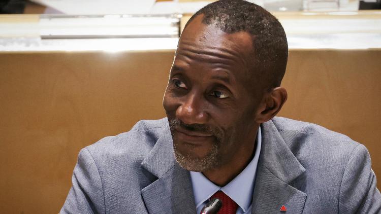, Portrait d&rsquo;Emmanuel Macron d&eacute;croch&eacute; &agrave; Saint-Denis : le maire Bally Bagayoko est-il dans son droit ?