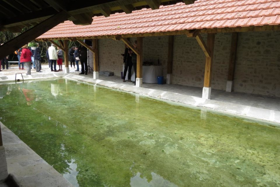 Le nouveau lavoir de Crespi&egrave;res apr&egrave;s r&eacute;novation.