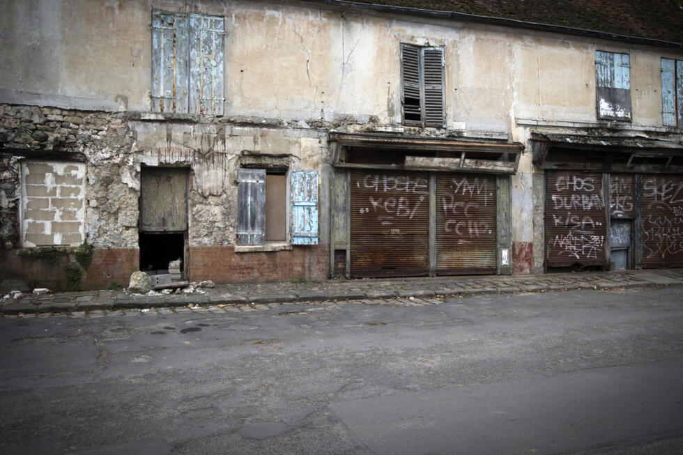 Une rue du village abandonn&eacute; de Goussainville, le 26 novembre 2013, dans le Val-d'Oise
