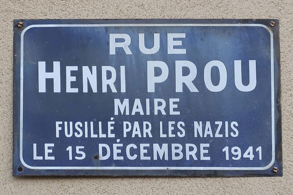 Aux Clayes-sous-Bois (Yvelines), une rue porte le nom d'Henri Prou.