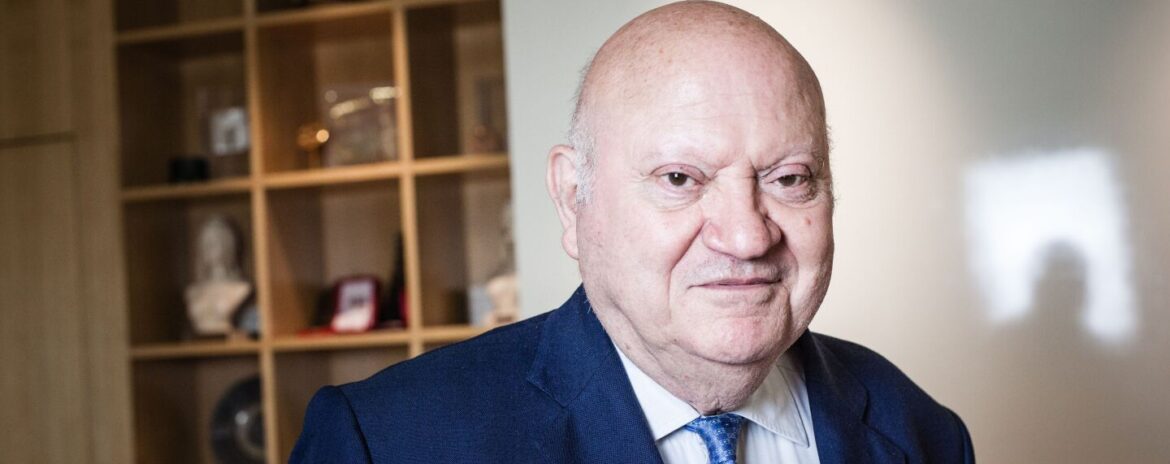 , Il voulait &laquo; mourir en sc&egrave;ne &raquo; : Andr&eacute; Santini, maire d&rsquo;Issy-les-Moulineaux depuis 1980, s&rsquo;est &eacute;teint