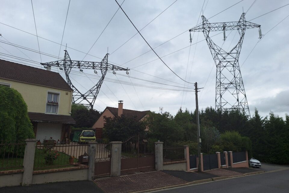 Le projet de Nexity prévoit la construction d'une résidence intergénérationnelle, de maisons et de collectifs sous les lignes à haute tension.