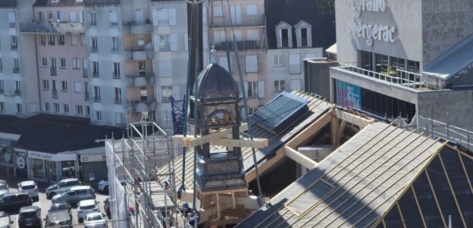 , Val-d&rsquo;Oise. Le nouveau campanile est install&eacute; sur l&rsquo;ancienne mairie du XVIIIe si&egrave;cle