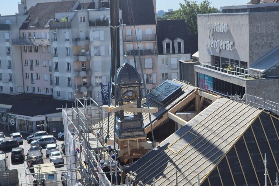 Une op&eacute;ration technique et impressionnante, rendue particuli&egrave;re par le poids exceptionnel de l'ouvrage.