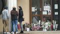 Devant le collège de Conflans-Saine-Honorine où enseignant le professeur décapité.