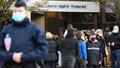 Des parents et des élèves sont rassemblés devant le collège de Conflans-Sainte-Honorine où enseignait Samuel Paty, le 17 octobre 2020.