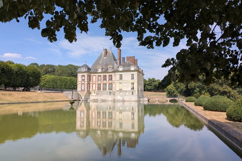 Le château d'Ormesson a été bâti sous Henri III. La famille d'Ormesson en devient propriétaire en 1630.